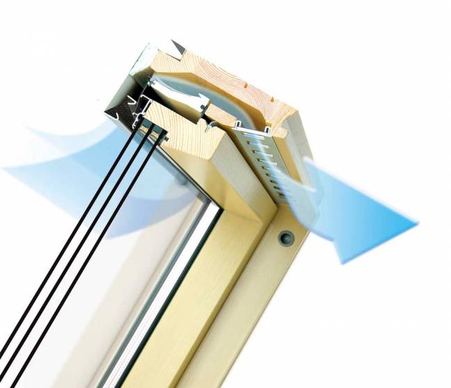 Деревянное мансардное окно FTS-V U4 со среднеповоротным открыванием Деревянное мансардное окно FTS-V U4 со среднеповоротным открыванием