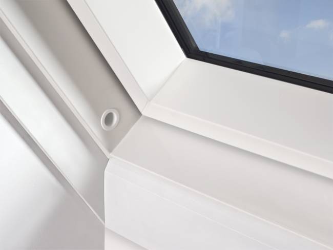 Пластиковое мансардное окно PTP-V U4 с двухкамерным морозостойким стеклопакетом